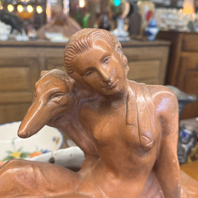 posture_femme_levrier_terre_cuite
